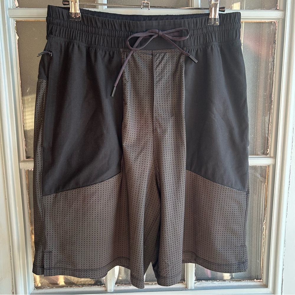 Lululemon Men’s Activewear Casual Workout Shorts In The Key Black Gray Medium 8”
